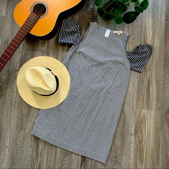 Ann Taylor LOFT peekaboo shoulder short sleeve dress. Size 2 petites. - Picture 1 of 3